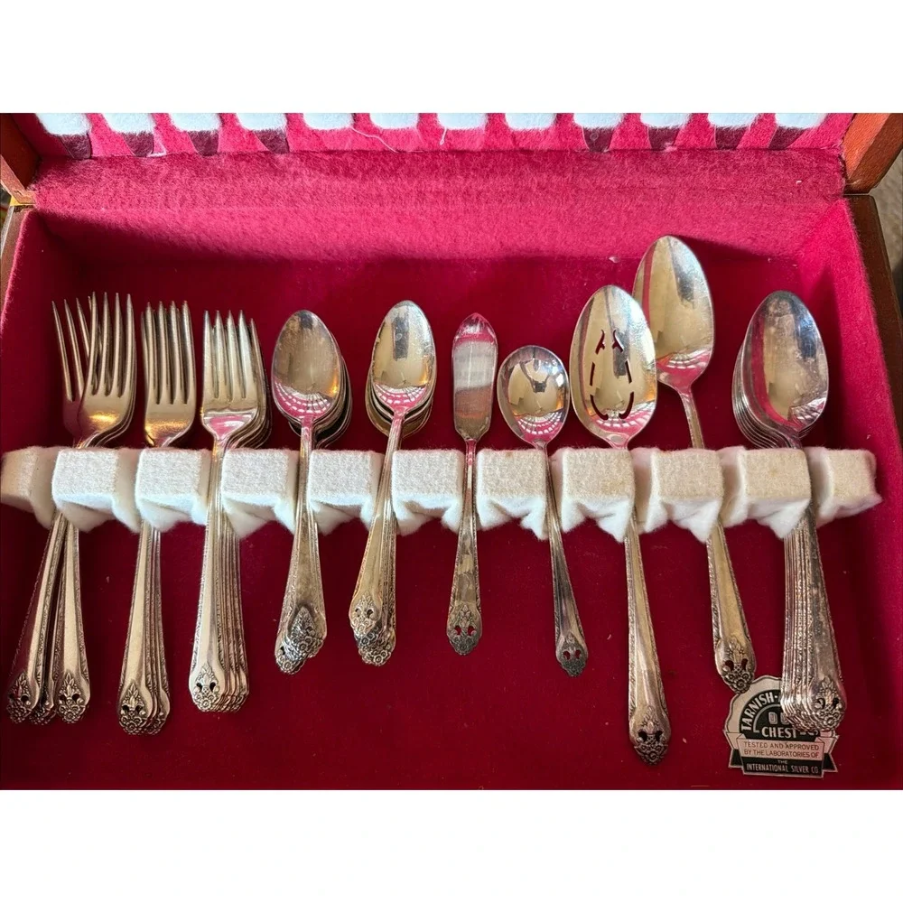 Holmes & Edwards Lovely Lady 1937 Silverplate Flatware 49 Piece Set + Box VTG